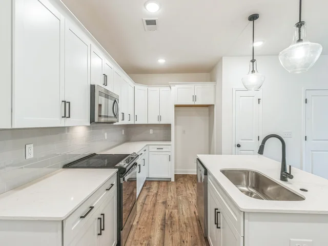 14_143_Cherry_Spgs_Ln_Asheville_NC_28804_USA-Kitchen-IMG_0170