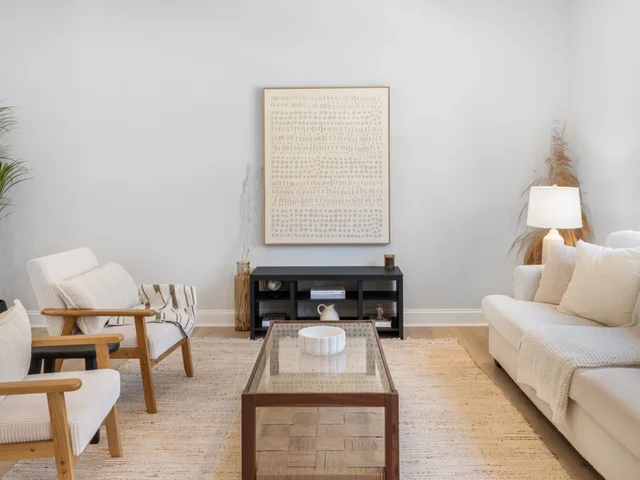 185 Cherry 24C Living 4 PNG staged