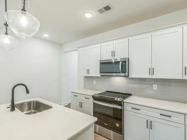 18_143_Cherry_Spgs_Ln_Asheville_NC_28804_USA-Kitchen-IMG_0180