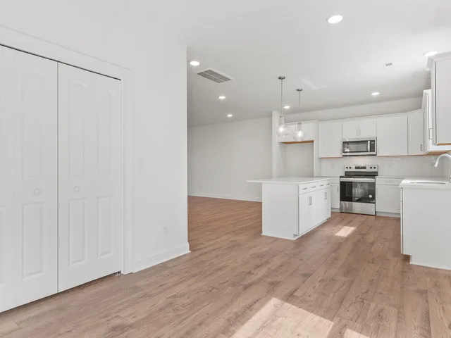 67 Walnut Springs 21A dining kitchen