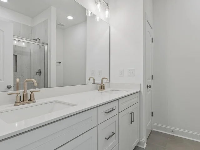 67 Walnut Springs 21A Master bathroom