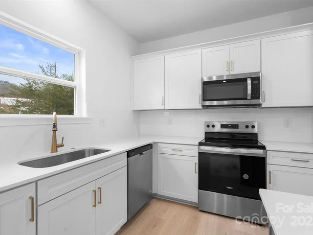 71 Walnut 21C kitchen