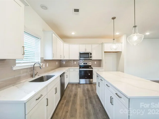 81 Walnut kitchen4