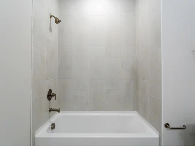 Chapel Crossing 12 114 master bathroom