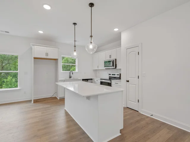 69 Walnut Springs 21B Jensen Interior kitchen