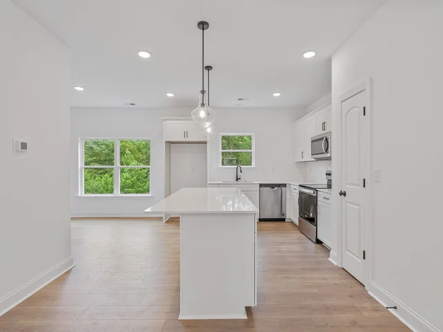 69 Walnut Springs 21B kitchen living