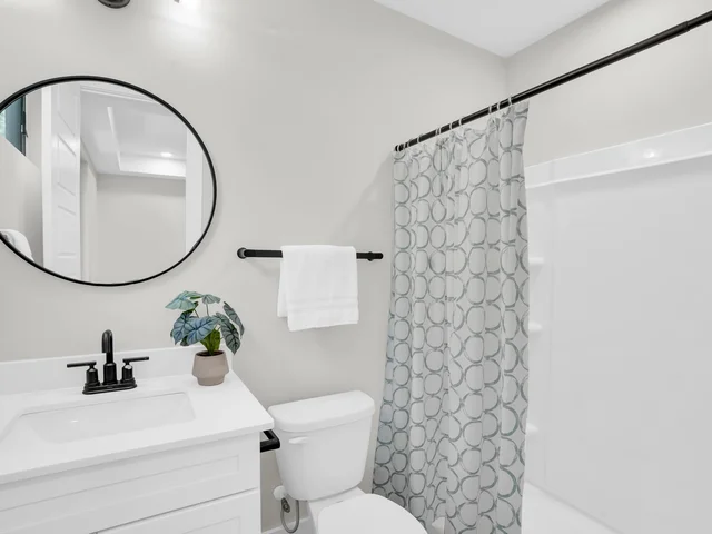 3449 Byrnes staged bathroom
